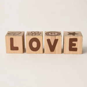צד האנגלית של קוביות השם מאיית LOVE, ומעל כל קובייה איור: לב, פרח, כפתור וכוכב