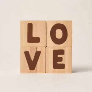 ארבע קוביות עץ מסודרות בריבוע ומאייתות LOVE