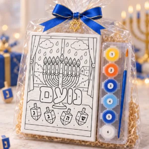 הדמיה: ערכת קנבס לחנוכה עם השם נועם, ארוזה בצלופן עם שישה צבעים ממוספרים ומכחול